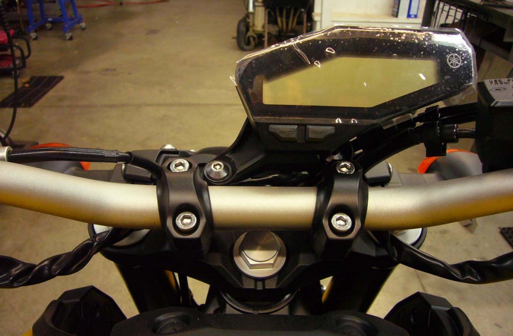 This pics shows the FZ09 Gauge in it's factory stock position.